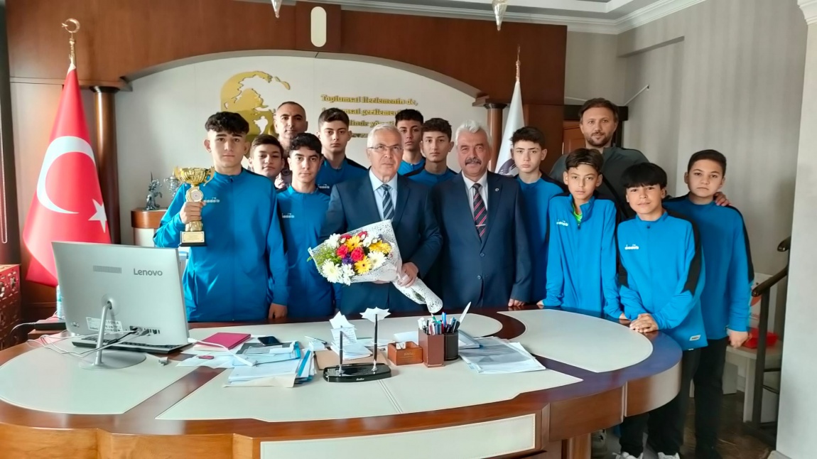 Salon Futbolu yıldız erkekler okullar arası turnuvada Türkiye çapında Türkiye ikincisi olan takımımız ve öğretmenlerimizle Talas kaymakamımız sayın Yaşar DÖNMEZ'i ziyaret ettik.