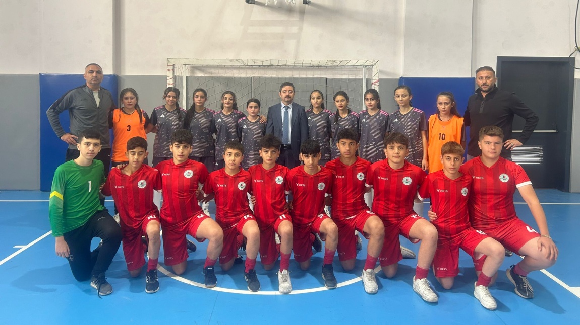 OKULUMUZ ERKEK FUTSAL TAKIMIMIZ TALAS İLÇE ŞAMPİYONU, KIZ FUTSAL TAKIMIMIZ İLÇE 2.'Sİ OLDU